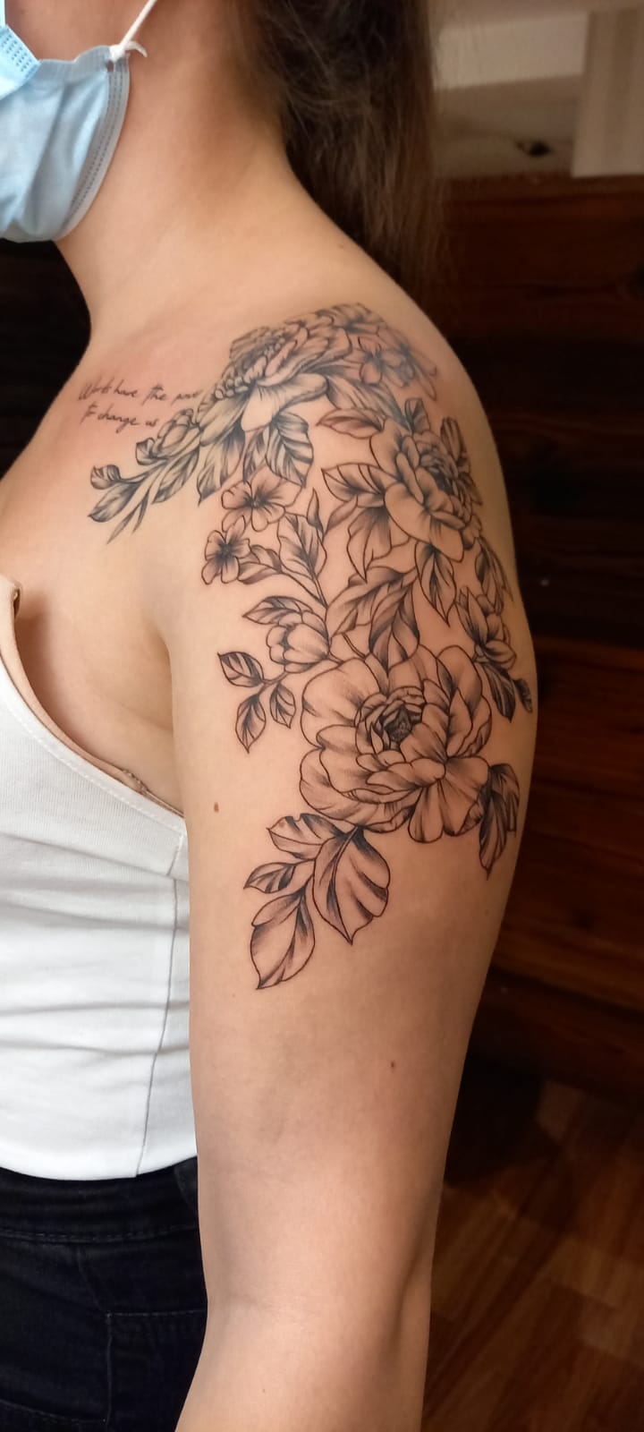 Tattoo von Tamara von DC Tattoo in Zeltweg mit Blumen am Oberarm (Blumentattoo)